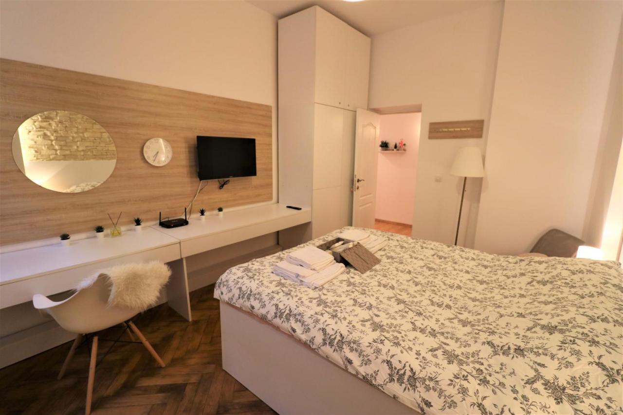Cozy Old Town Apartment - Free Minibar Bucarest Esterno foto